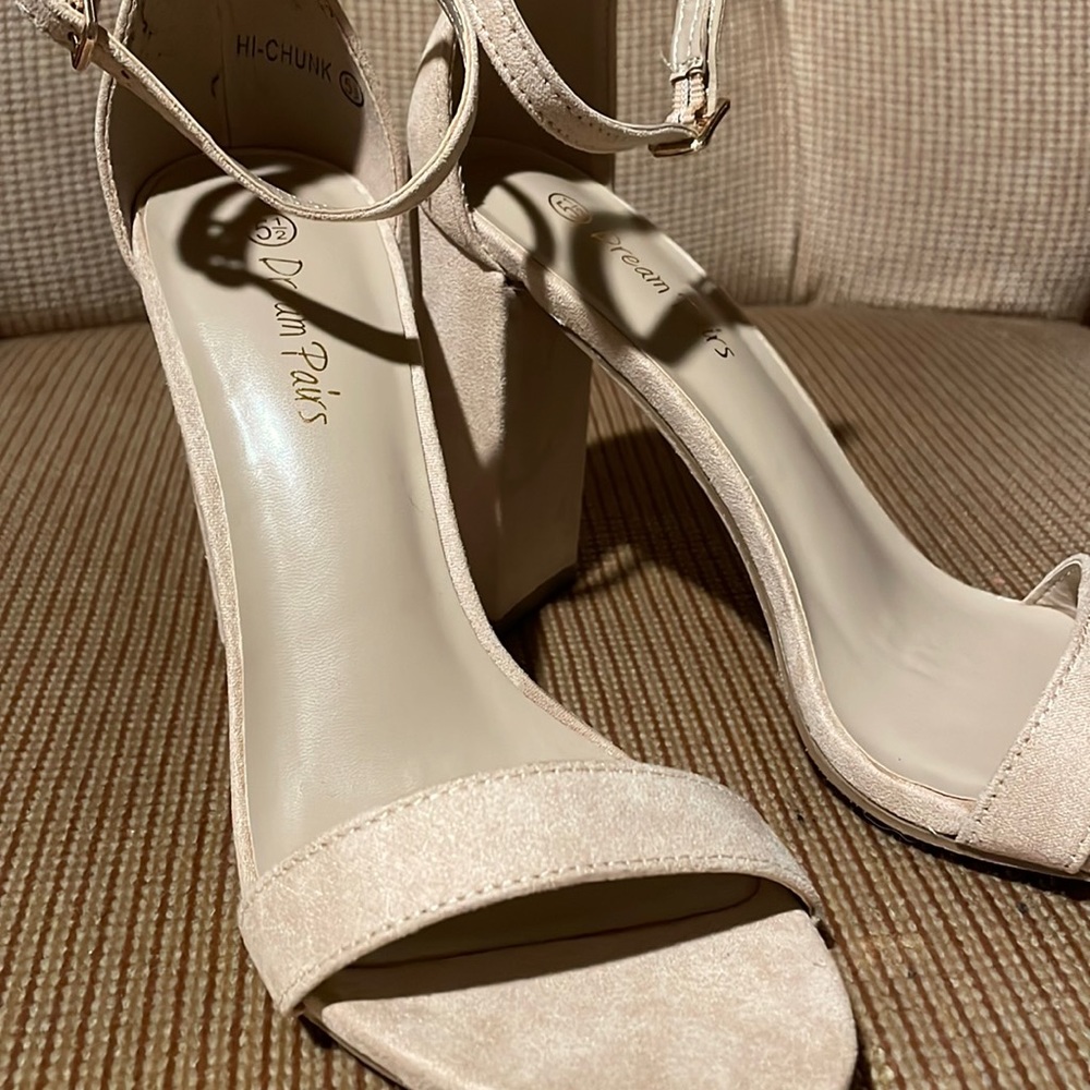 i am selling a pair of dream pairs heels!